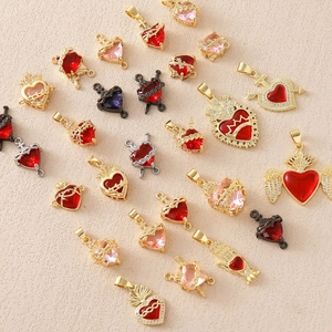 Detailopname van heilige hart hangers met zirkoonstenen en gotische metalen afwerking