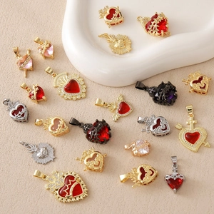Collectie gotische hart hangers met kruis en edelstenen in goud en zilver plating