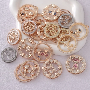 Ciondoli rotondi placcati in oro 18k con zirconi micro-pave e motivi per bambini