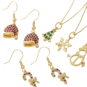 18 Karat vergoldetes Weihnachts-Schmuckset mit Schneeflocke, Baum und Anhängern