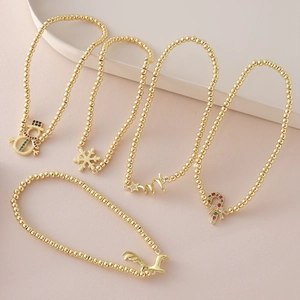 Set de pulseras de cuentas bañadas en oro de 18k con dijes de Navidad, reno y copo de nieve