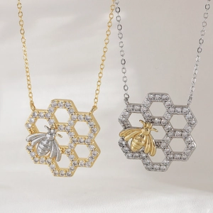 Gothic Copper Zirconia Spider Web Pendant Necklace Hollow Bee Honeycomb Clasp Chain Electroplated Dark Style Jewelry For Halloween Party Women