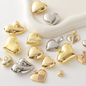 Pendenti a cuore lucidi in oro e argento con varie trame e zirconi per gioielli fai-da-te
