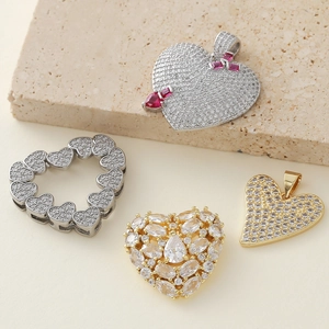 Exquisite Herzanhänger in Gold und Silber mit Zirkonia auf Naturstein-Hintergrund