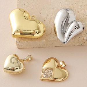 Eleganti ciondoli a forma di cuore in oro e argento con dettagli lucidi e pavé di diamanti