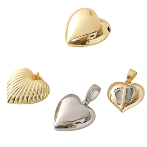 Ciondoli a cuore lucidi in oro e argento con dettagli incisi su uno sfondo bianco