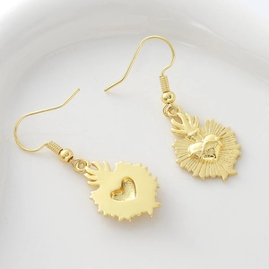 Mit 18k Gold beschichtete Herz-Ohrhänger mit strahlender Vintage-Struktur für Damen