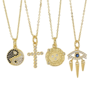 Quatre colliers dorés avec pendentifs croix, œil maléfique, zodiaque et yin yang