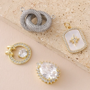 Assortimento di ciondoli geometrici placcati oro 18k con zirconi e perle fini