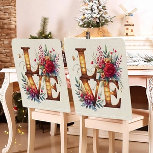 Détail des housses de chaise LOVE avec roses rouges sur tissu en lin rustique