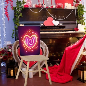 Housse de chaise à motif cœur néon sur un tabouret en bois dans un décor de fête
