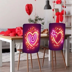 Détail de housses de chaise avec motifs cœurs néon dans un décor de la Saint-Valentin