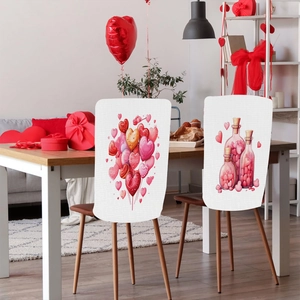 Coprisedie per San Valentino con palloncini a cuore rosa in una sala da pranzo calda