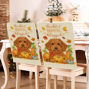 Detail van feestelijke stoelhoezen met hond en pompoen voor Thanksgiving decoratie