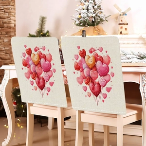 Dettaglio di due coprisedie beige con cuori in un ambiente domestico accogliente