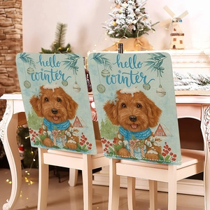 Detailweergave van de Hello Winter stoelhoes met hondenprint op een witte stoel in kerstsfeer