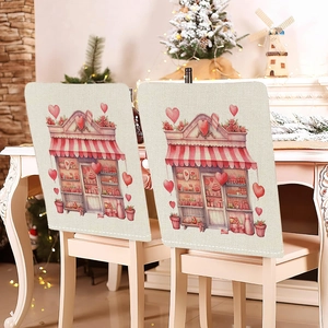 Dettaglio delle fodere per sedie con cuori rosa e motivo acquerello per decorazione casa