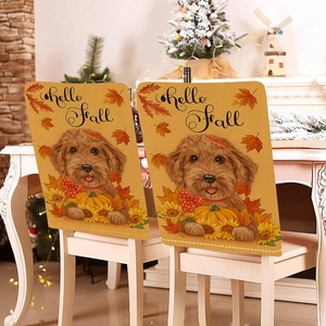 Detail van stoelhoezen met hond, zonnebloem en pompoenpatronen in herfstthema