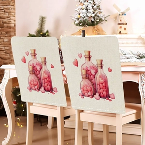 Dettaglio del coprisedia beige con cuori rosa stampati in un ambiente domestico festivo