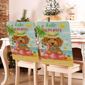 Gedetailleerde close-up van de zomerse hond-stoelhoezen op witte houten eetkamerstoelen
