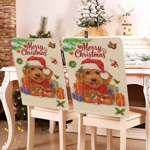 Detail van kerststoelhoezen met feestelijke hondenprint en Merry Christmas tekst voor decor