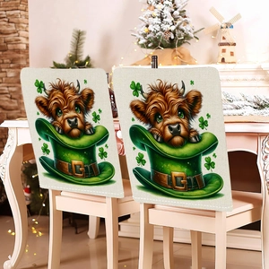 Dettaglio coprisedia per San Patrizio con motivi a trifoglio e design di mucca Highland