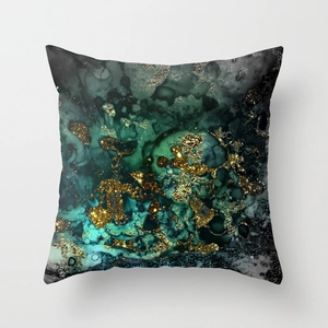 Detailansicht der grünen und blauen Marmor-Fluid-Kunsttextur auf Kissenbezug mit Goldadern
