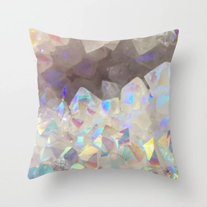 Detail eines Kissenbezugs mit holografischem Kristallmuster und Marmor-Geometrie-Design