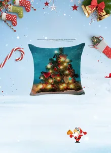 Détail d'une taie d'oreiller carrée en lin avec motif sapin de Noël et ornements festifs