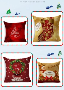 Détail de quatre housses de coussin de Noël en lin avec motifs d'arbres, chaussettes et couronnes