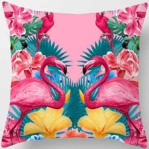 Détail de l'imprimé flamant tropical sur une housse de coussin en peau de pêche