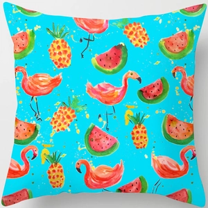 Détails de flamants, ananas et pastèques sur une taie d'oreiller en peau de pêche