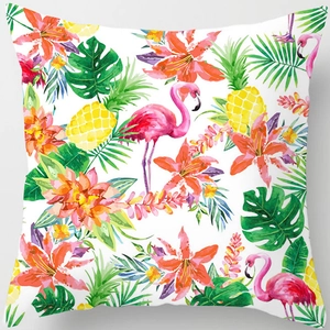 Détail du motif flamant rose et ananas à l'aquarelle sur une taie d'oreiller douce