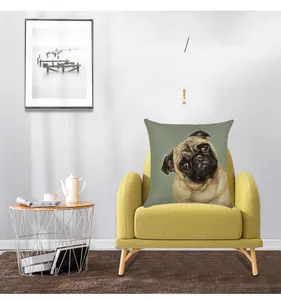 Detailstruktur des Leinen-Kissenbezugs mit Mops-Porträt auf einem gelben modernen Sofa