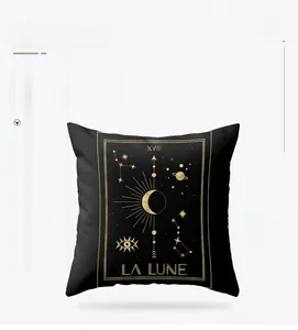 Détail de la taie d'oreiller noire en peau de pêche avec imprimé tarot doré