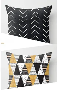 Détail de housses de coussin en peau de pêche avec motifs marbre et géométriques