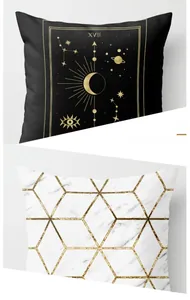 Détail de la texture marbre et motifs célestes dorés sur housses de coussin en velours