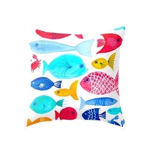 Quadratischer Kissenbezug aus Polyester mit bunten Aquarell-Fisch- und Krabbenmotiven