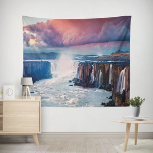 Détail d'une tapisserie murale forêt avec cascade à plusieurs niveaux et paysage de coucher