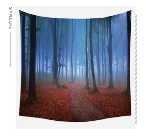 Détail de la tapisserie forestière avec feuilles rouges et forêt bleue brumeuse