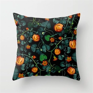Housse de coussin Halloween avec motifs de citrouilles et fleurs sur fond noir