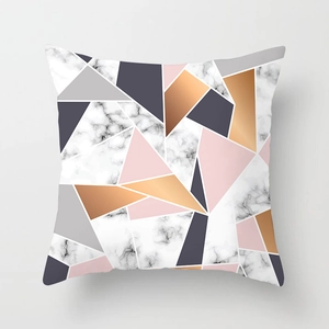 Dettaglio della fodera per cuscino con trama in marmo nordico e stampa geometrica in oro rosa