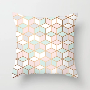 Dettaglio della fodera per cuscino geometrica con motivi in marmo e linee metalliche