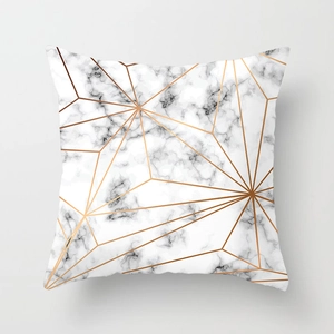 Dettaglio della fodera per cuscino marmorizzata con linee geometriche oro rosa