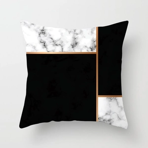 Dettaglio della federa geometrica in marmo con eleganti linee in oro rosa