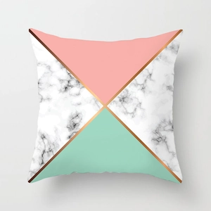 Dettaglio della fodera per cuscino geometrica con motivo marmo rosa e linee dorate