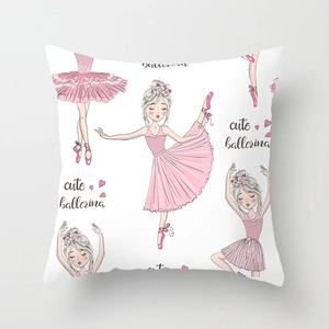 Détails de motifs de ballerines mignonnes et de cœurs roses sur une taie d'oreiller