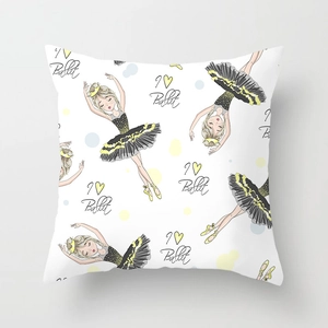 Gros plan du motif de danseuse de ballet sur une housse de coussin carrée blanche et cœurs
