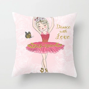 Détail de la taie d'oreiller ballerine avec lettrage doré Dance with Love et décor fleuri