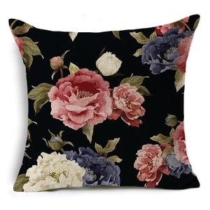 Detail van vintage bloemenprint op zwart linnen kussensloop met textuur
